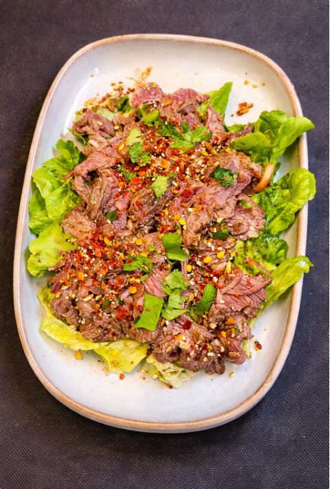 Laab de bœuf mi-cuit